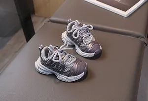 Vue détaillée de dessus des baskets pour enfants en mesh respirant et cuir synthétique