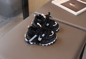 Detalle de zapatillas infantiles con malla transpirable y suelas gruesas antideslizantes