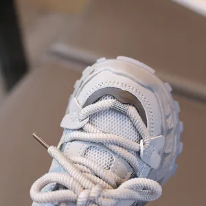 Zapatillas de malla transpirable para niños en gris claro con puntera reforzada y cordones