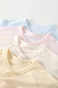Détail de bodies bébé en fibre de bambou avec maille jacquard respirante et boutons-pression