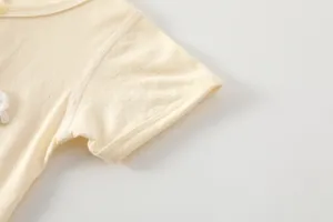 Détail du tissu doux en fibre de bambou avec des trous respirants et broderie florale