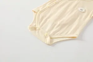 Détail d'un barboteuse pour bébé en fibre de bambou avec maille ajourée et broderie
