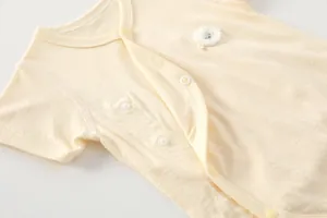 Détail de barboteuse pour bébé avec texture jacquard et broderie petit mouton