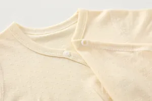 Détail du body bébé en fibre de bambou avec tissu jacquard respirant et boutons-pression