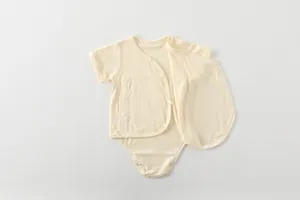 Gros plan du body bébé en fibre de bambou avec boutons pressions et texture jacquard