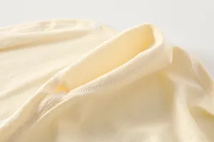Détail du body bébé en fibre de bambou avec maille respirante et fermeture à pression