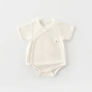 Détail du body bébé en fibre de bambou avec patch mouton 3D et maille respirante