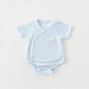 Détail du body bébé en fibre de bambou avec maille respirante et patch agneau