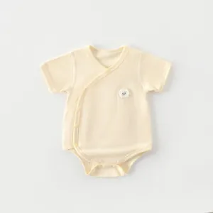 Détail du body bébé en fibre de bambou avec texture respirante et broderie d'agneau