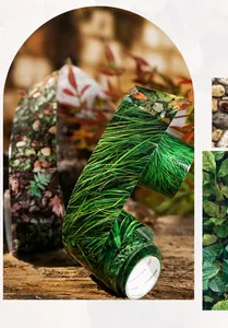Detail van decoratieve washi-tape met natuurlijke texturen van kiezel en gras
