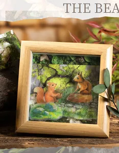 Detailopname van 3D-papierkunst met eekhoorns in een houten lijst met natuurlijk decor