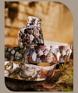 Macro-detail van decoratieve tapes met natuursteen texturen en mospatronen voor DIY-collage