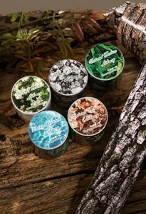 Macro-opname van washi-tape rollen met natuurlijke texturen zoals mos, steen en water