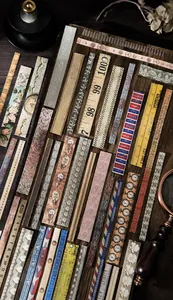 Vista macro de pegatinas de papel kraft vintage para scrapbooking con motivos retro