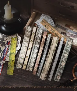 Detalle de tiras de papel decorativo vintage con motivos de margaritas y encaje retro
