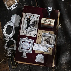 Vintage scrapbooking set met houten stempels en retro vlinderstickers op papier