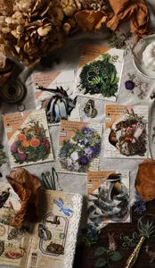 Dettaglio di adesivi PET con fiori e animali in confezione vintage naturale