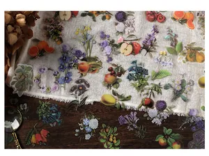 Dettaglio adesivi in PET con illustrazioni floreali e di frutta vintage su legno