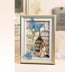 Detail van de Morandi vintage 3D schaduwbox met papieren vlinder en vogelkooi kunst
