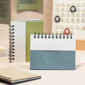 Minimalistische spiraalnotitieboekjes met getextureerde vintage covers in blauw en groen