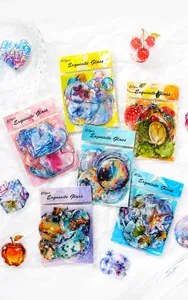 Primer plano de pegatinas de PET translúcidas con motivos florales y frutales mágicos