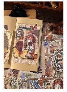 Détail de papier scrapbooking vintage avec papillons et roses dans un carnet d'art