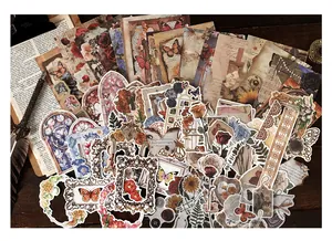 Vue détaillée de stickers papillon et fleur vintage sur papier scrapbooking rétro