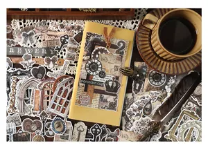 Autocollants de scrapbooking rétro DIY avec horloge vintage sur un carnet jaune