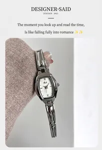 Detail van zilveren tonneau-horloge met Romeinse cijfers en chique sieraad-stijl band