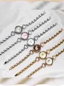 Detailliertes Set Damen-Quarzuhren mit Herzketten-Armbändern und Pony-Zifferblatt-Design