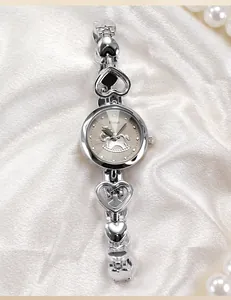 Detailaufnahme der Quarzuhr mit herzförmigem Armband und Schaukelpferd-Zifferblatt-Design