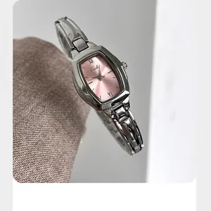 Detail macro-opname van Gedi zilveren horloge met roze wijzerplaat en Romeinse cijfers