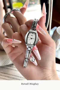 Detailweergave van zilveren Gedi-horloge met tonneau-wijzerplaat en holle kettingband