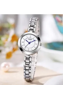 Détails de la montre vintage pour femme en argent avec cadran blanc et aiguilles bleues
