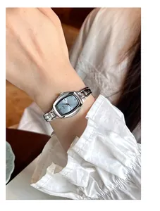 Close-up van Gedi vintage zilveren horloge met lichtblauwe wijzerplaat om de pols