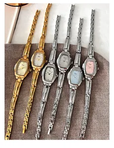 Detailcollectie van elegante tonneau quartzhorloges met slanke kettingbanden voor dames
