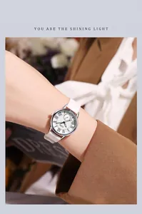 Elegant gestaltete Damen-Sportuhr mit weißem Silikonarmband am weiblichen Handgelenk