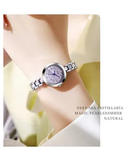 Détail d'une montre chaîne argentée avec cadran en nacre violette de mer profonde