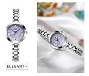 Détail de montre quartz argentée pour femme avec cadran nacre lavande et bracelet acier