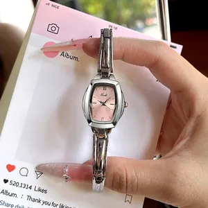 Elegant dameshorloge in zilver met roze wijzerplaat en luxe Romeinse cijfers display