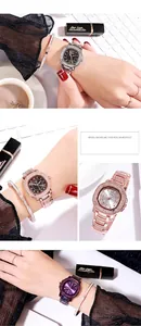 Gros plan sur la montre cadran carré étoilé avec lunette en strass et bracelet métal