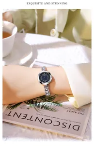 Montre rétro en alliage argenté pour femme avec cadran bleu au poignet féminin