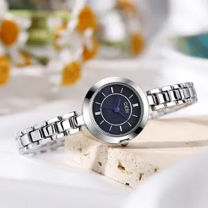 Montre quartz femme vintage avec cadran en nacre bleue et bracelet gourmette argenté