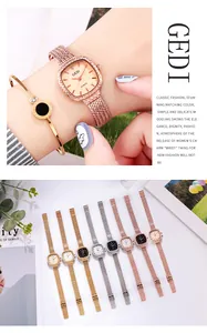Détail d'une montre à quartz carrée avec bracelet en maille tressée et cadran doré chic