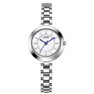 Montre à quartz vintage argentée pour femme avec cadran blanc et aiguilles bleues sur blanc