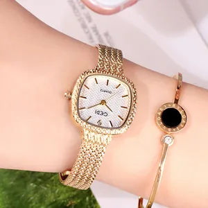 Montre à quartz carrée dorée élégante avec bracelet en maille et cadran à chevrons