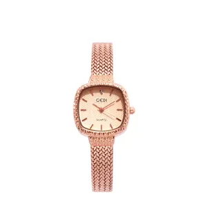 Montre carrée élégante pour femme en or rose avec cadran texturé et bracelet en maille