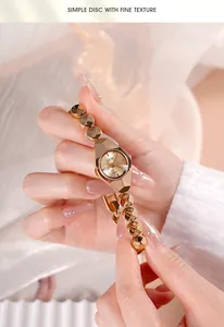 Vue détaillée d'une montre à quartz rose doré avec bracelet poli et maillons ronds