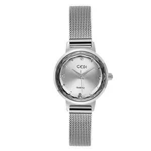 Primo piano dell'orologio argento con vetro sfaccettato e indici di diamanti brillanti