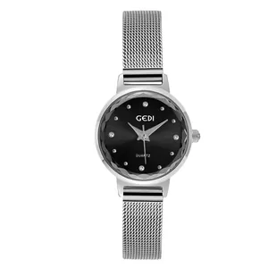 Dettaglio del cinturino in maglia argento e quadrante nero con strass per orologio donna
